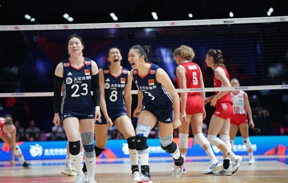 中国女排技术犯规送分，恒大主帅怒摔战术板！